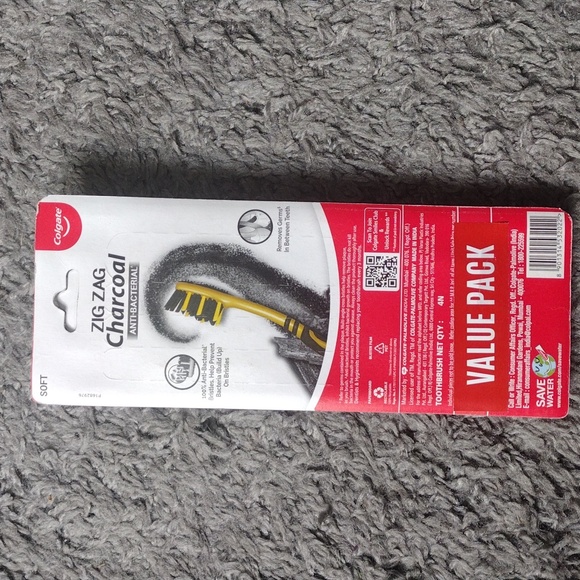 Colgate ZigZag Charcoal Toothbrush (Soft) NEW PACK - 4 Pcs | Deep clean - Picture 2 of 5